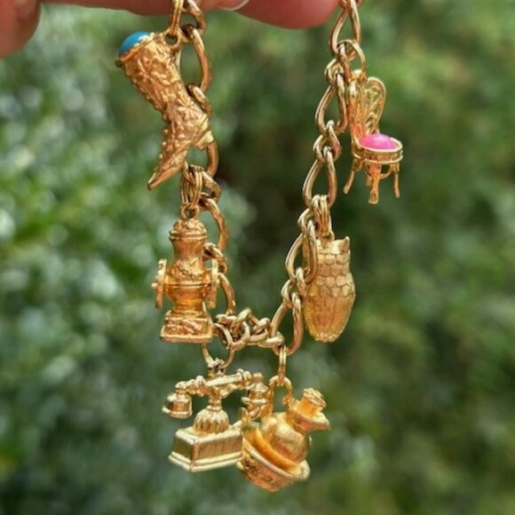 AVON 1973 Victorian Gold Tone Charm BRACELET - Picture 1 of 9
